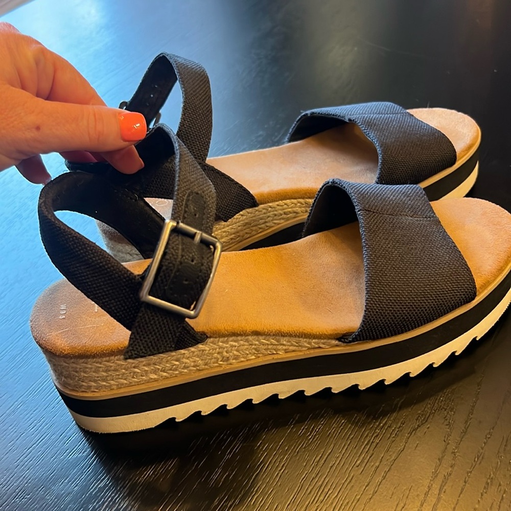 🖤 TOMS sandals. Size 8.5🖤